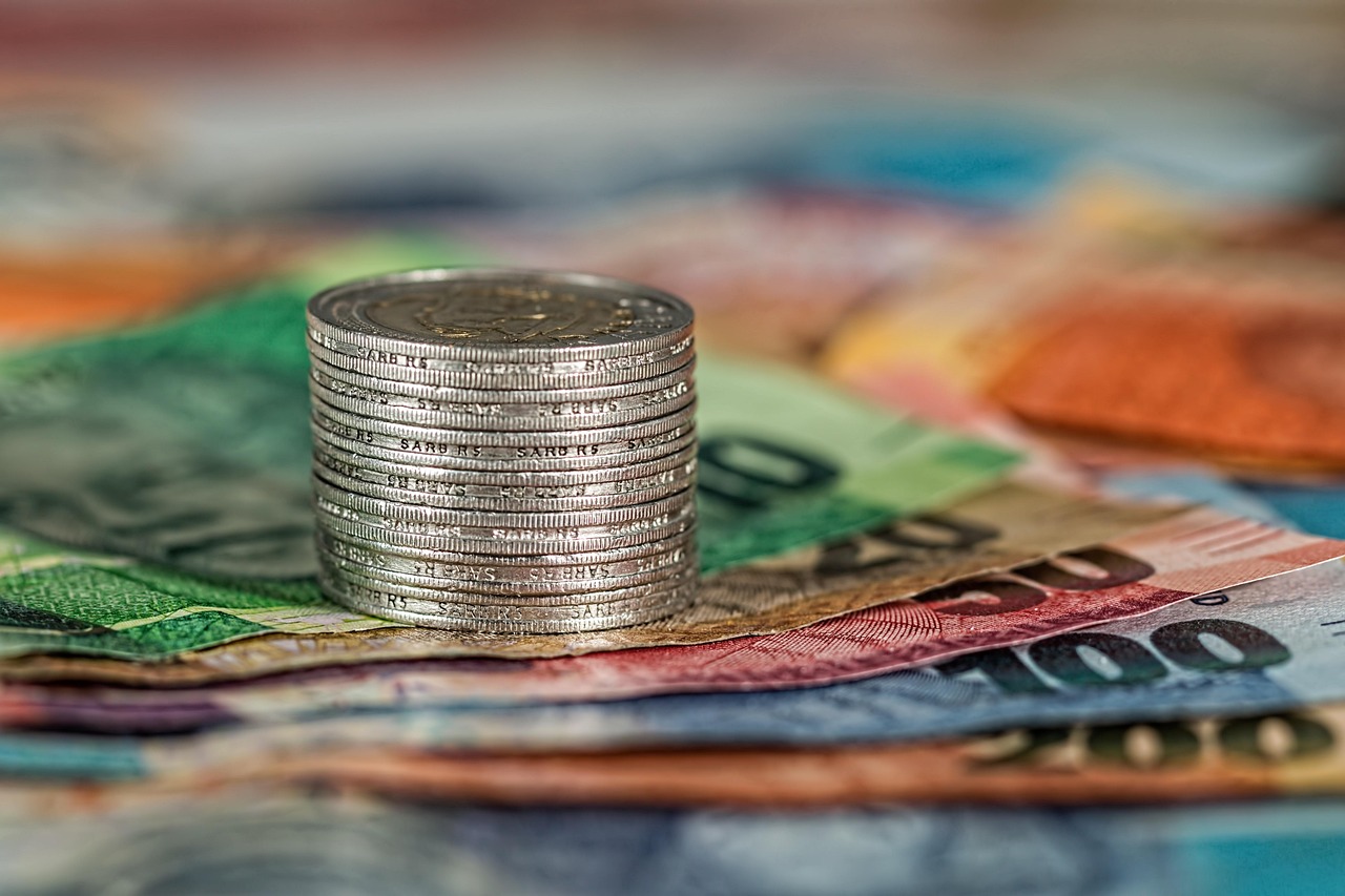 Pièces de monnaie et billets représentant la trésorerie d'entreprise à optimiser à Bayonne